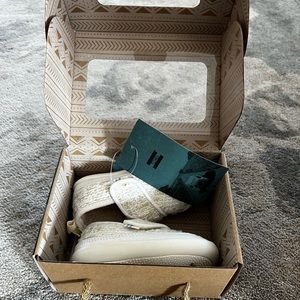 Toms kid shoes new in boxe size 5